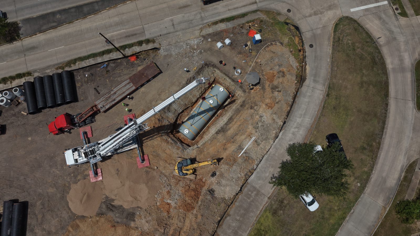 Aerial view of a Stealth Tanks underground storage tank being set into the excavation on a Houston, Texas fuel site